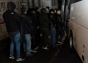 Adana’da minibüste kaçak göçmen yakalandı