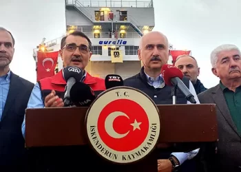 Bakan Karaismailoğlu ve Bakan Dönmez sanayicilerle toplantı yaptı