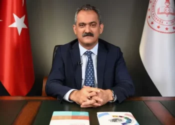 Bakan Özer’den teknoloji destekli öğrenme için etkileşimli tahta açıklaması