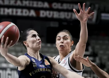 Derbiyi kazanan Fenerbahçe Alagöz Holding yarı finale çıktı