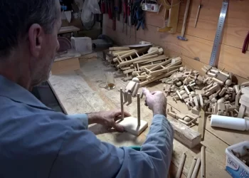 Emekli olduktan sonra, 15 yıldır ahşap oyuncak üretiyor