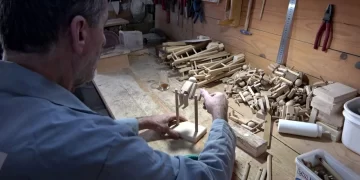 Emekli olduktan sonra, 15 yıldır ahşap oyuncak üretiyor