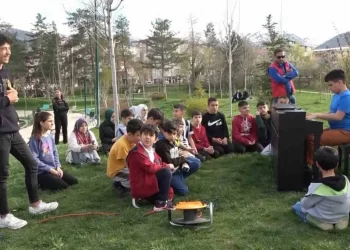 Görme engelli Bager, depremzede çocuklara moral konseri verdi