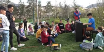 Görme engelli Bager, depremzede çocuklara moral konseri verdi