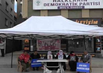 HDP evlat nöbetindeki ailelerin sesini müzikle bastırmaya çalıştı