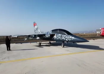 Türkiye’nin ilk jet motorlu askeri uçağı HÜRJET pistten teker kesti