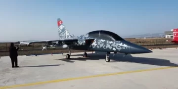 Türkiye’nin ilk jet motorlu askeri uçağı HÜRJET pistten teker kesti