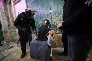 Israil polisinden Mescidi Aksaya saldiri2 habermeydan