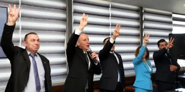 Muharrem İnce partisinin yeni selamlama işaretini tanıttı