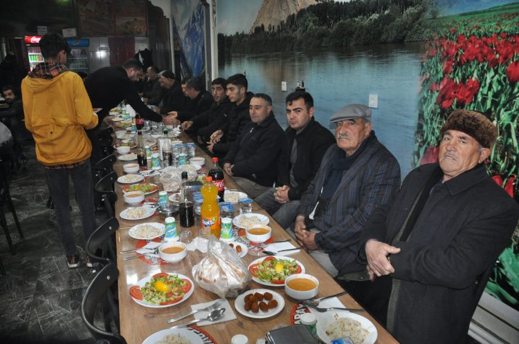Bulanık Kaymakamlığınca, şehit aileleri ve gazilere yönelik iftar programı düzenlendi. ( Galip Kılınç - Anadolu Ajansı )