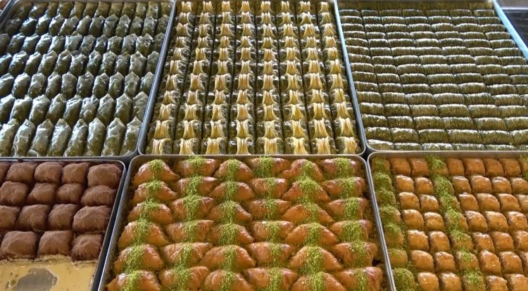 SON YILLARDA TATLI SEKTÖRÜNDE DE ADINDAN SIKÇA SÖZ ETTİREN MUŞLU TATLICILAR, BAYRAM ÖNCESİ MESAİLERİNİ ARTIRARAK SİPARİŞLERİ YETİŞTİRME TELÂŞINDA. (İSHAK GÜNGÖR/MUŞ-İHA)
Son yıllarda tatlı sektöründe de adından sıkça söz ettiren Muşlu tatlıcılar, bayram öncesi mesailerini artırarak siparişleri yetiştirme telâşına düştü.