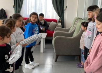 Muş’ta Kur’an kursu öğrencilerinden depremzede çocuklara destek