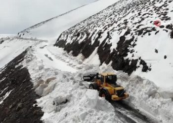 Muş’ta Nisan ayında 5 metre kar ile mücadele ediliyor