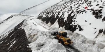 Muş’ta Nisan ayında 5 metre kar ile mücadele ediliyor