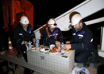 Muş’ta Vedaş ekipleri elektrik kesilmelerine karşı gece gündüz görev başında