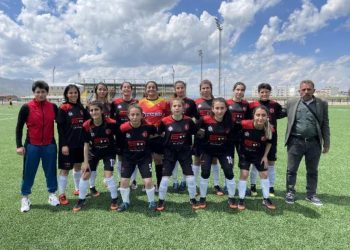 Muş’ta erken evliliği önlemek için kurulan kadın futbol takımı şampiyon oldu