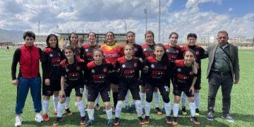 Muş’ta erken evliliği önlemek için kurulan kadın futbol takımı şampiyon oldu
