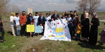 Muş’ta otizmli çocuklar Dünya Otizm Farkındalık Günü’nde fidan dikti