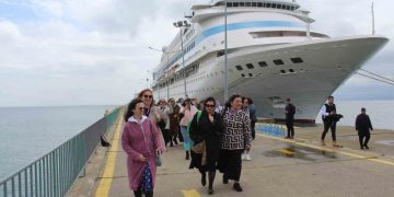 Sinop’a sezonun ilk kruvaziyer gemisi yanaştı