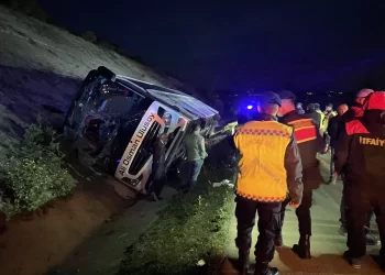 Sinop’ta yolcu otobüsü su kanalına devrildi!