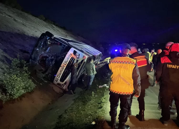 Sinopta yolcu otobusu su kanalina devrildi habermeydan