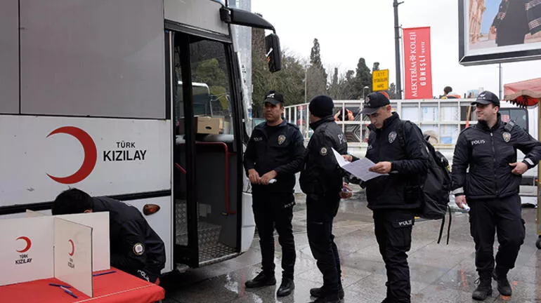 Sisli ilce Emniyet Mudurlugu ekiplerinden Turk Kizilayina kan bagisi habermeydan