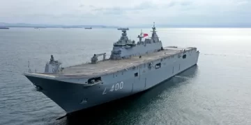 Dünyanın ilk SİHA gemisi olan TCG Anadolu’ya bayramda da yoğun ilgi!