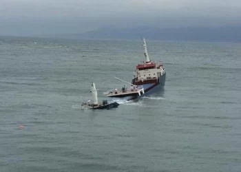Antalya açıklarında ticari gemi battı: 9 kişi kayıp