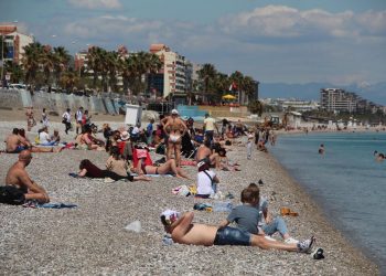 Antalya sahilleri bahar sıcaklığıyla dolup taşıyor