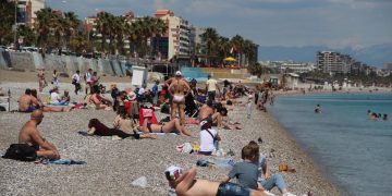 Antalya sahilleri bahar sıcaklığıyla dolup taşıyor
