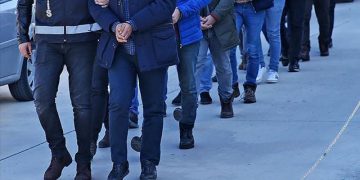 10 şehirde eş zamanlı FETÖ operasyonu
