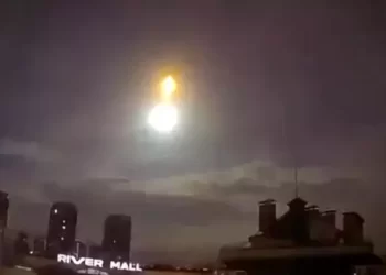 Belirsiz bir kaynaktan gelen ışık, dünyayı sarsarak gökyüzünde göründü