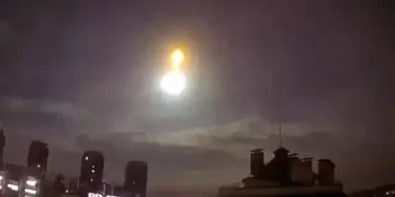 Belirsiz bir kaynaktan gelen ışık, dünyayı sarsarak gökyüzünde göründü