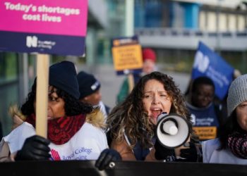 İngiltere’deki hemşireler, iş koşullarını protesto etmek için 28 saat boyunca greve gidiyor