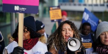 İngiltere’deki hemşireler, iş koşullarını protesto etmek için 28 saat boyunca greve gidiyor