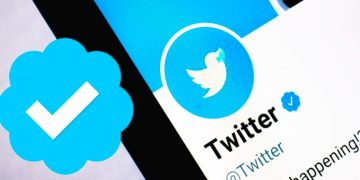 Twitter, 1 milyondan fazla takipçisi olan hesapların mavi tikini tekrar verme kararı aldı