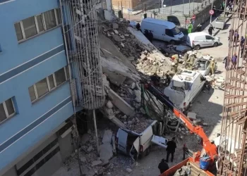 İstanbul’da metruk bina çöktü