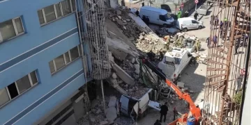 İstanbul’da metruk bina çöktü
