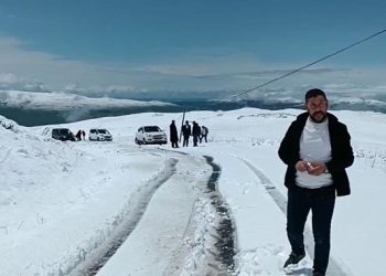 Muş’ta nisan ayı son günü yağan kar yolu kapattı