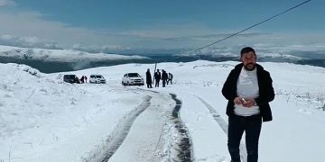 Muş’ta nisan ayı son günü yağan kar yolu kapattı