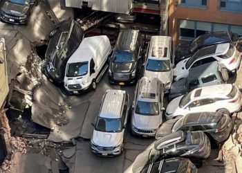New York’ta bir otopark çöktü
