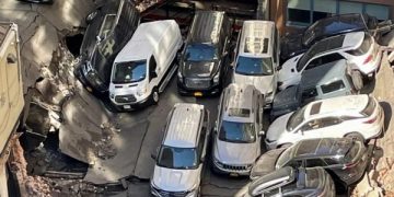 New York’ta bir otopark çöktü