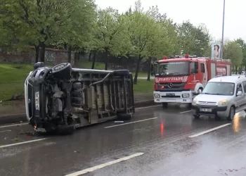 Pendik Sahil Yolu’nda meydana gelen trafik kazasında servis minibüsü devrildi!