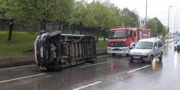 Pendik Sahil Yolu’nda meydana gelen trafik kazasında servis minibüsü devrildi!