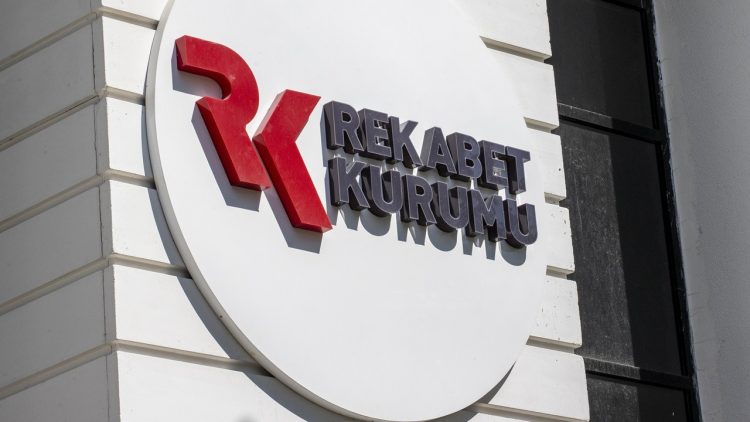 Rekabet Kurulu, Apple ürünlerindeki fiyat koordinasyonu şüphesiyle yürütülen soruşturmaya teknoloji marketlerinin de dahil edildiğini duyurdu.