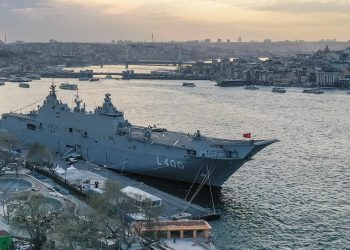 TCG Anadolu, ziyaretçiler için kapılarını açtı
