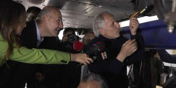 Süleyman Soylu, TOGG’u incelemek için oto tamircileriyle buluştu