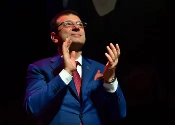 Ekrem İmamoğlu oyuncu Merve Dizdar’ı tebrik etti
