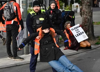 Almanya’da polis, çevre hareketi Son Nesil’e operasyon düzenliyor