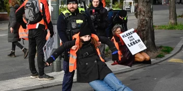 Almanya’da polis, çevre hareketi Son Nesil’e operasyon düzenliyor